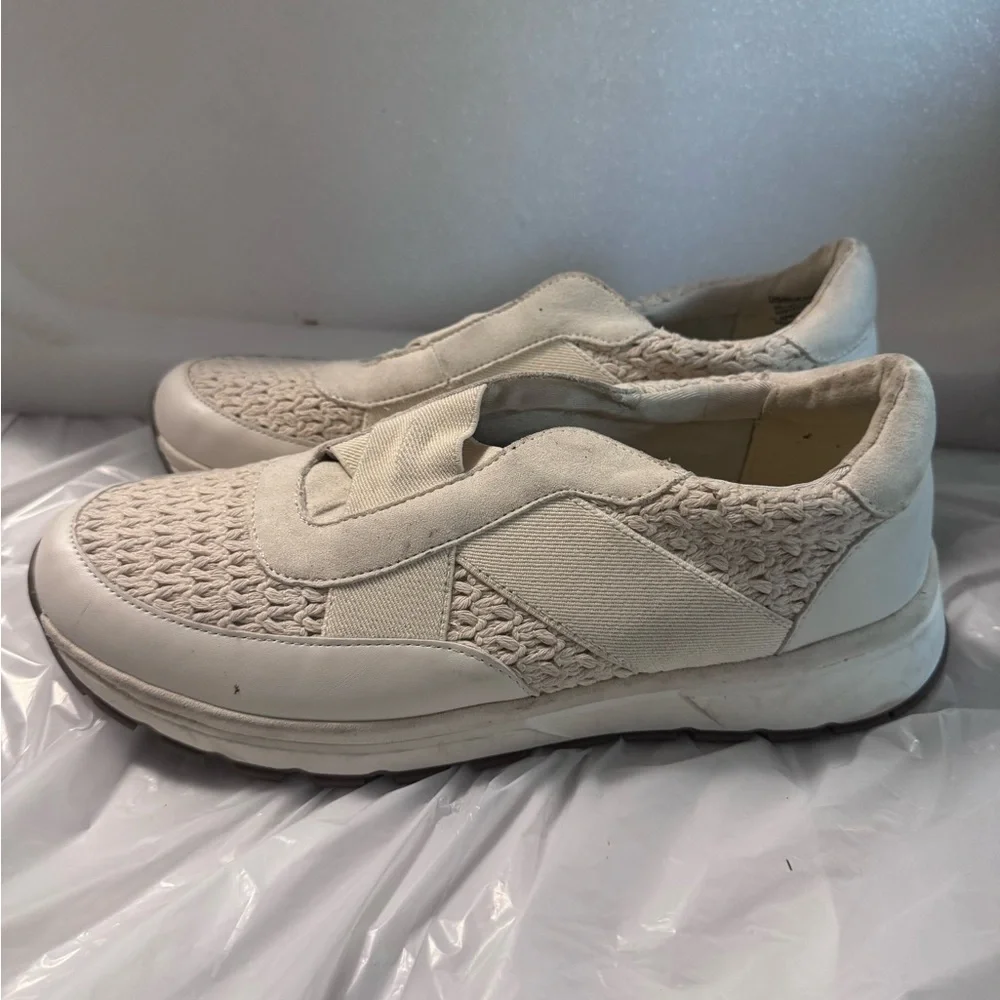 Reaction by Kenneth Cole slip on sneakers in creamy almond color NWOT Size 10